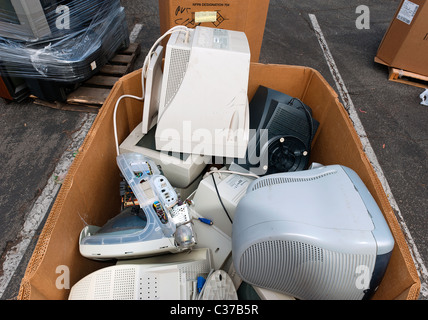 I prodotti elettronici raccolti per il riciclaggio in Santa Barbara a giornata della terra. Foto Stock