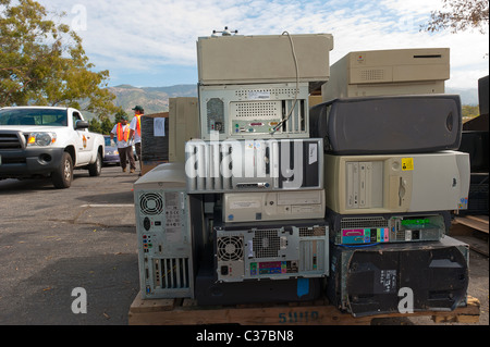 I prodotti elettronici raccolti per il riciclaggio in Santa Barbara a giornata della terra. Foto Stock