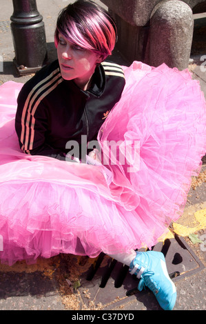 Il 1 maggio 2011. MayDay la dimostrazione Clerkenwell verde. Giovane donna che indossa un tutù rosa e scarpe blu Foto Stock