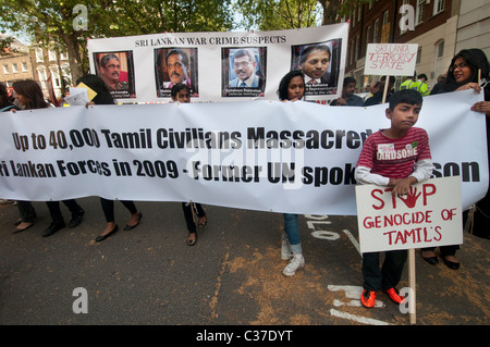 Il 1 maggio 2011. MayDay la dimostrazione Clerkenwell verde. Tamil con lunghi banner dicendo uo a 40.000 civili uccisi Foto Stock