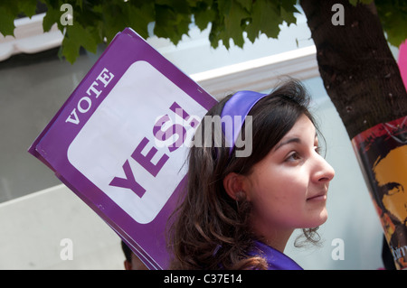 Il 1 maggio 2011. Giorno di maggio dimostrazione Clerkenwell verde. Giovane donna con targhetta dicendo di sì, parte di AV campagna elettorale Foto Stock