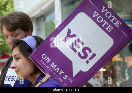Il 1 maggio 2011. Giorno di maggio dimostrazione Clerkenwell verde. Giovane donna con targhetta dicendo di sì, parte di AV campagna elettorale Foto Stock