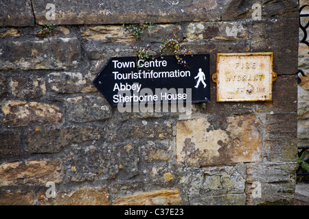 Indicazioni per il centro città, informazioni turistiche, Abbey e Sherborne House accanto al fuoco idrante a Sherborne, Dorset UK nel mese di aprile Foto Stock