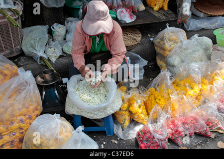 Vendita di orchidee e fiori tropicali nel PAK KHLONG TALAT IL MERCATO DEI FIORI, Bangkok, Thailandia, ASIA Foto Stock