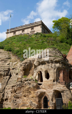 Castello di roccia domina Nottingham e il castello sorge sulla sommità di Grotte nella roccia Nottingham City Centre Inghilterra UK GB EU Europe Foto Stock