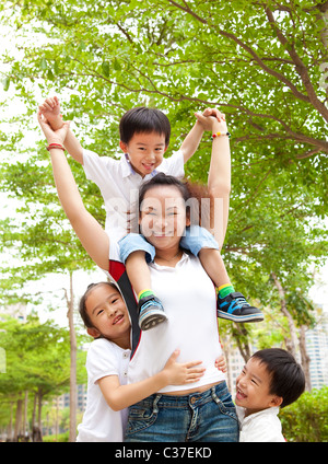 Felice madre asiatici con la figlia e il figlio Foto Stock