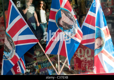 Londra Aprile 2011. Chiosco turistico Unione vendita martinetti per commemorare il Royal Wedding Foto Stock