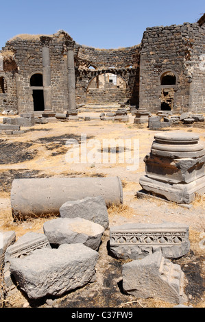 Bosra. La Siria. La facciata di una cattedrale Bizantina con decorativi vari frammenti architettonici sparsi nella sua parte anteriore. Foto Stock