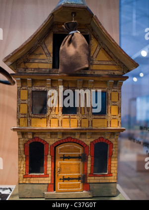 Londra, Regno Unito, Casa delle bambole d'epoca per bambini in mostra all'interno del "London Toy & Model Museum" giocattoli d'epoca, arte storica londinese, giocattoli d'antiquariato Foto Stock