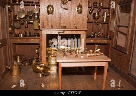 Londra, Regno Unito, antichi per bambini casa di bambola sul display all'interno di 'London Toy & Model Museum' 'Modello di una cucina in stile vittoriano' 1860 Foto Stock