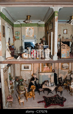 Londra, Regno Unito, Casa delle bambole per bambini d'antiquariato in mostra al "London Toy & Model Museum", "Amy Miles House, giocattoli vintage anni '1890, arte storica londinese Foto Stock