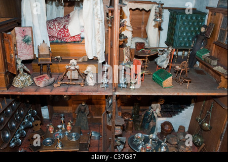 Londra, Regno Unito, Casa delle bambole per bambini d'antiquariato in mostra al "London Toy & Model Museum" "Nuremberg House, 1673" giocattoli d'epoca, arte storica londinese Foto Stock