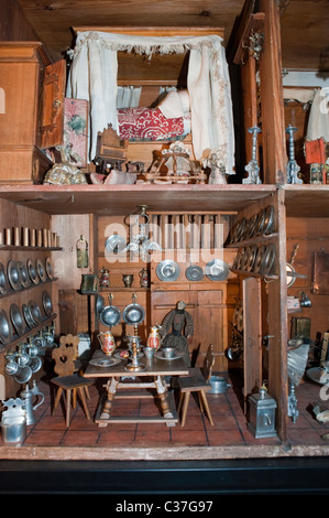 Londra, Regno Unito, antichi per bambini casa di bambola sul display all'interno di 'London Toy & Model Museum' 'casa di Norimberga, 1673' Foto Stock