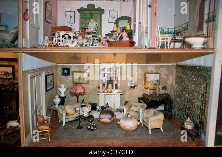 Londra, Regno Unito, Antique Victorian Doll House, in mostra all'interno del 'London Toy & Model Museum', '3 Devonshire Villas', giocattoli vintage vecchio stile Foto Stock