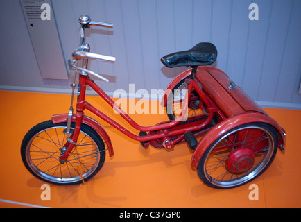 Londra, Regno Unito, giocattoli per bambini all'interno del "London Toy & Model Museum" "The Gresham Flying Tricycle » anni '1950, giocattolo vintage Foto Stock