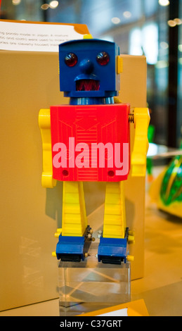 Londra, Regno Unito, giocattoli per bambini, sul display all'interno di 'London Toy & Model Museum", robot giocattolo Foto Stock