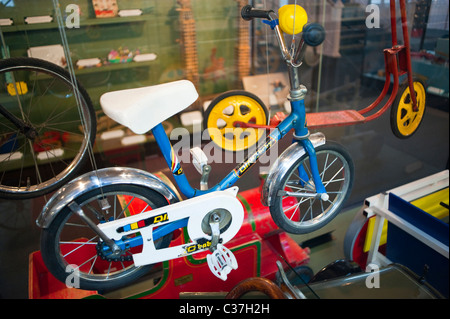 London, Regno Unito, Old Child's Bicycle in mostra all'interno del museo dei giocattoli e delle modelline di Londra » giocattoli antichi Foto Stock