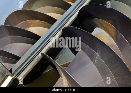 Moderno viti di Archimede della stazione di pompaggio utilizzato per svuotare il polder a Kinderdijk in Olanda, Paesi Bassi Foto Stock