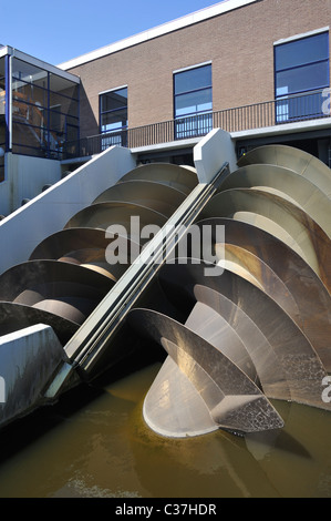 Moderno viti di Archimede della stazione di pompaggio utilizzato per svuotare il polder a Kinderdijk in Olanda, Paesi Bassi Foto Stock