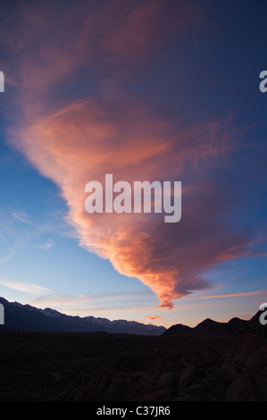 Sierra Wave - nube lenticolare al tramonto sulla Sierra Nevada, Alabama hills, in California, Stati Uniti d'America Foto Stock