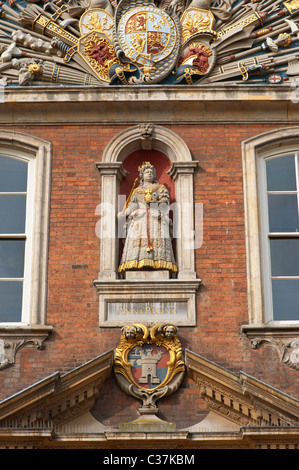 Statua di Queen Anne impostato sulla facciata di Worcester Guildhall Foto Stock