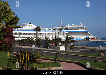 La nave di crociera AIDAblu nel porto di Puerto del Rosario, Isola Canarie Fuerteventura, Spagna. Foto Stock