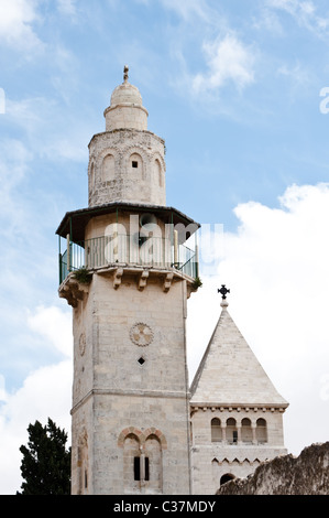 Il minareto della moschea di Omar sorge accanto al campanile della Chiesa luterana del Redentore nella Città Vecchia di Gerusalemme. Foto Stock