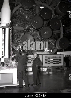 Il dott. Werhner von Braun che mostra il primo stadio del razzo Saturn al Presidente Dwight D. Eisenhower. Foto Stock