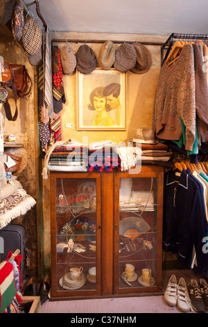 Piccolo tampone abbigliamento vintage e Housewares, Stoke Newington Street, Londra. Foto:Jeff Gilbert Foto Stock