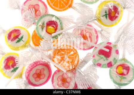 Caramelle marshmallow. Diversi colori, del gusto, forme, contiene un sacco  di zucchero e aromi artificiali Foto stock - Alamy