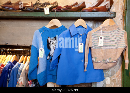 Piccolo tampone abbigliamento vintage e Housewares, Stoke Newington Street, Londra. Foto:Jeff Gilbert Foto Stock