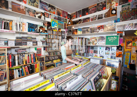 Lucky sette record sopra il negozio piccolo tampone abbigliamento vintage e Housewares, Stoke Newington Street, Londra. Foto Stock