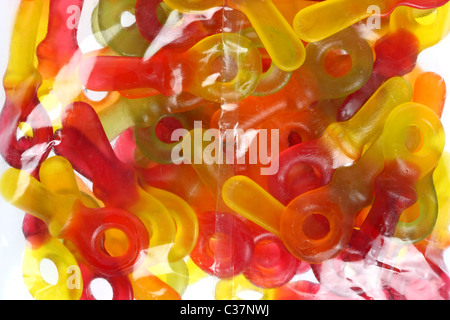 Caramelle gommose, diversi colori, gusto, contiene un sacco di zucchero e aromi artificiali. Forma di bimbo di dummy. Foto Stock