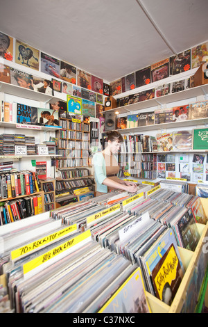 Lucky sette record sopra il negozio piccolo tampone abbigliamento vintage e Housewares, Stoke Newington Street, Londra. Foto:Jeff Gilbert Foto Stock