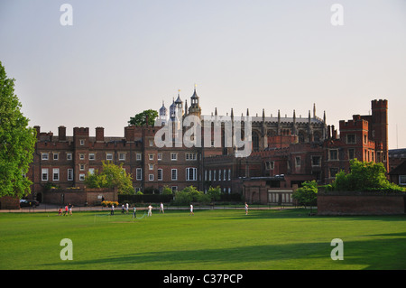 Eton College che mostra i campi da gioco, Eton, Berkshire, Inghilterra, Regno Unito Foto Stock