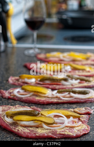 Raw involtini di carne di manzo, tradizionale piatto tedesco ricetta Foto Stock