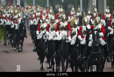 Kate e William cavalcare un carrello da Westminster Abbey a Buckingham Palace dopo esserci sposati Foto Stock