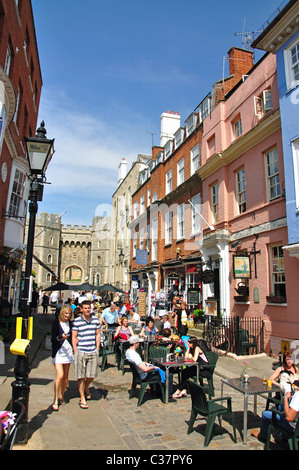 Ristoranti all'aperto, Church Street, Castle Hill, Windsor, Berkshire, Inghilterra, Regno Unito Foto Stock