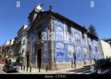 La Cappella Almas (Capela das Almas) in Rua de Santa Catarina a Porto, Portogallo. Foto Stock