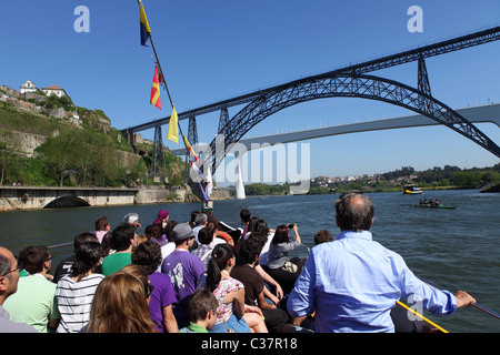 I turisti sulle rive di un fiume escursione lungo il fiume Douro a Porto, Portogallo. Foto Stock