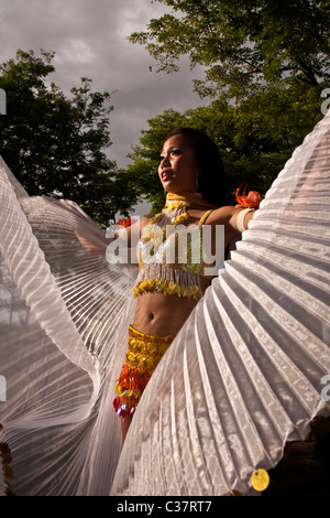 Una signora Filipina street dancer si flette il suo tessuto ali. Foto Stock