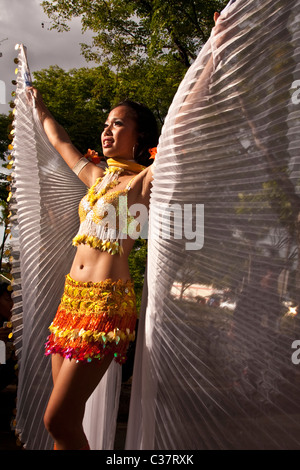 Una signora Filipina street dancer si flette il suo tessuto ali. Foto Stock