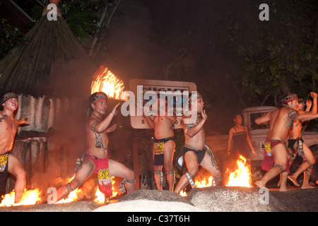 Mangiatori di fuoco e gli animatori al Singapore safari notturno Foto Stock
