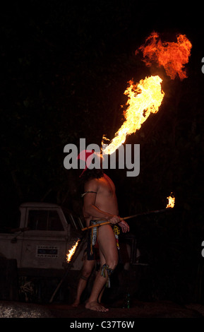 Mangiatori di fuoco e gli animatori al Singapore safari notturno Foto Stock