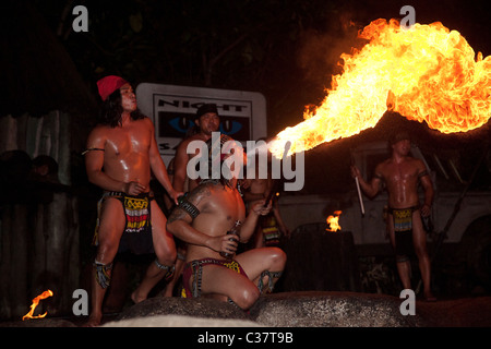 Mangiatori di fuoco e gli animatori al Singapore safari notturno Foto Stock