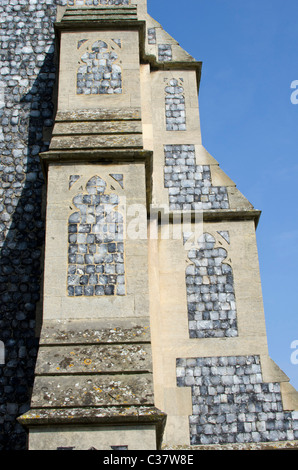 I contrafforti presso la chiesa parrocchiale di Santa Maria Vergine, Diss, Norfolk, Inghilterra, Regno Unito Foto Stock