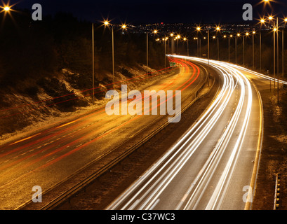 Traffico sentieri di luce visibile di notte sulla trafficata A90 a doppia carreggiata che conduce alla città di Aberdeen, Scozia, Regno Unito Foto Stock