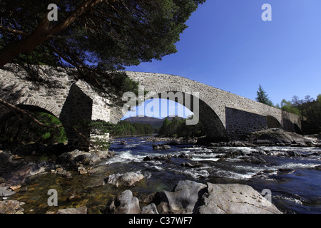 Il recentemente rinnovato (2011) Invercauld vecchio ponte sul fiume Dee vicino a Braemar in Aberdeenshire, Scotland, Regno Unito Foto Stock