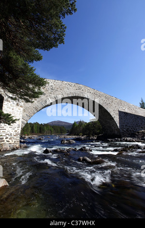 Il recentemente rinnovato (2011) Invercauld vecchio ponte sul fiume Dee vicino a Braemar in Aberdeenshire, Scotland, Regno Unito Foto Stock