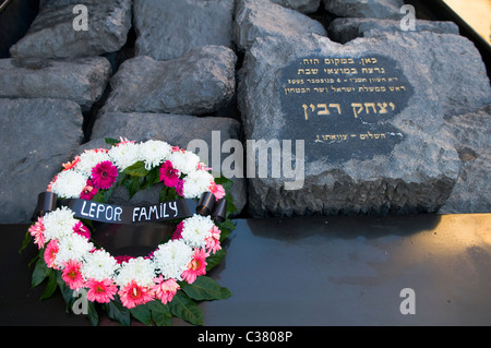 Fiori in appoggio sul posto in cui il Primo Ministro Israeliano Yitzhak Rabin è stato assassinato. Foto Stock